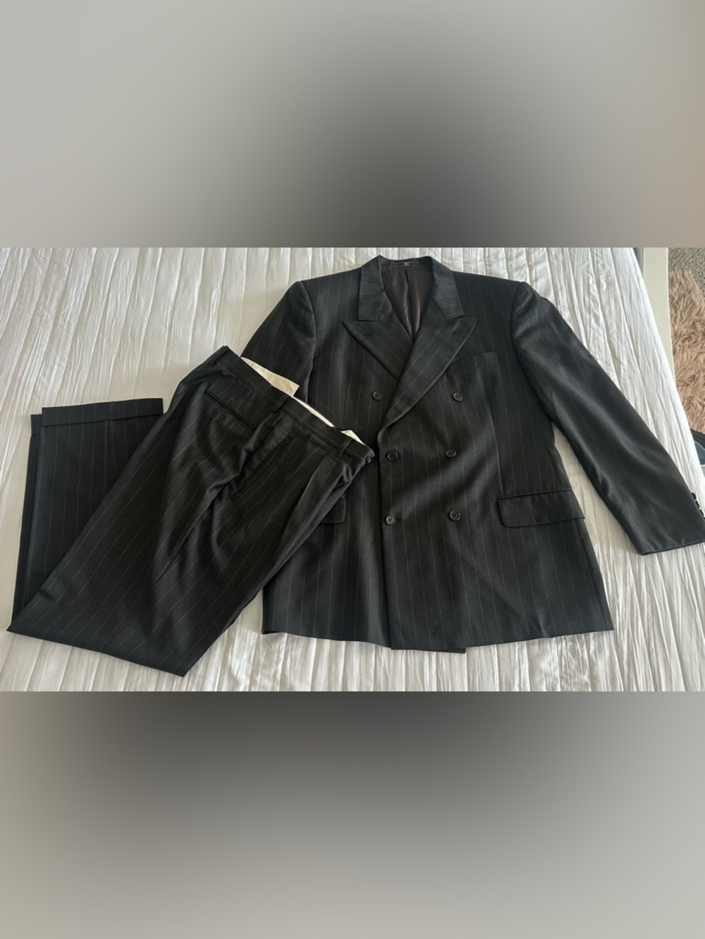 Valentino Uomo Pinstripe Suit 100% Virgin Wool Made in Italy GFT Sz 56R / 46R